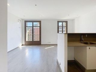 Pis  Avenida paral.lel. Piso luminoso con balcón en parallel