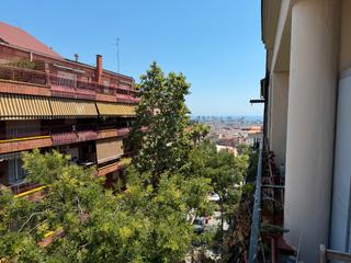 Pis  Carrer de gènova. ?? y ahí está: barcelona... y el mar saludando al fondo.