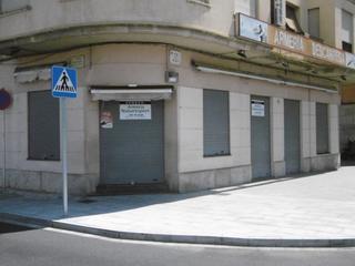 Lloguer Local Comercial a Centre. Local comercial en el casco antiguo, fachada a 3 calles
