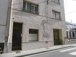 Masia a Rossell. Casa en el rossell, en pleno centro con almacen y 2 viviendas