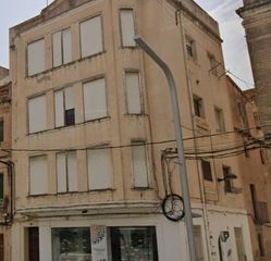 Casa a Roquetes. Casa en el centro de roquetes, con tres pisos y bajos