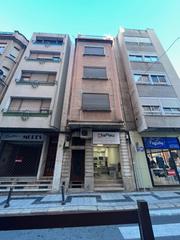 Casa en Centre. Edificio con tres viviendas individuales