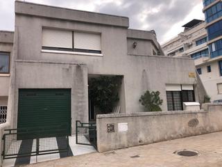 Maison jumelée à Avinguda Catalunya. Unifamiliar adosada en el centro de la población, a escasos 100