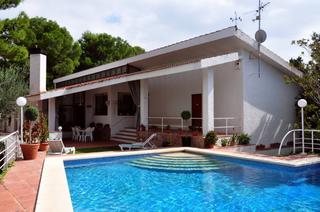 Chalet en Urbanitzacions. Magnifico chalet en zona simpática de tortosa, a 5 minutos del c
