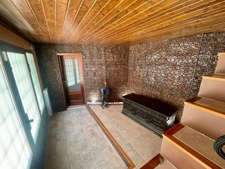 Casa a Ripoll. Casa reformada amb terreny edificable en zona cèntrica i tranqui