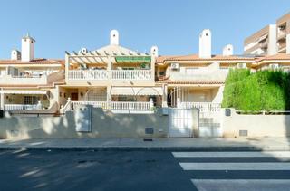 Haus in Los Dolores. Gran duplex en castillitos en pleno parque