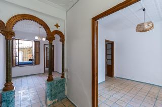 Casa a San Antón. Casa con patio y almacén con doble acceso de entradas en san ant