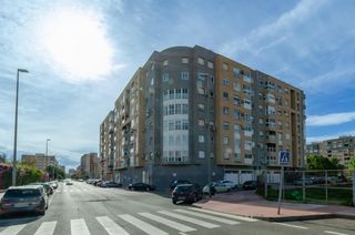 Location Appartement à Ciudad Jardín. Casa de alquiler tres dormitorios con plaza de parking