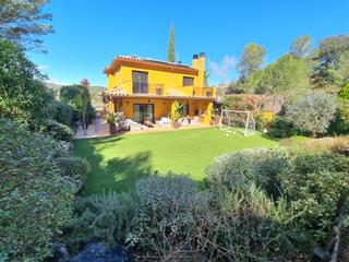 Casa  Lloc golf girona. Espectacular casa situada en zona tranquil.la, prop de la natura
