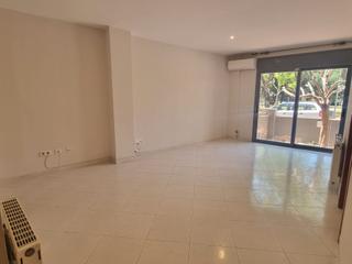 Planta baja en Eixample Sud-Migdia. Pis situat en zona molt tranquil.la, prop del centre i amb tots