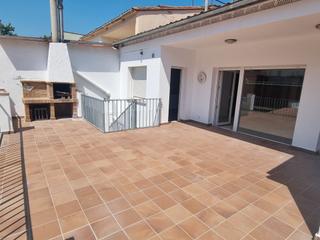Casa adossada a Barri dels Escriptors. Casa per entrar-hi a viure, en zona tranquil.la, i gran garatge.