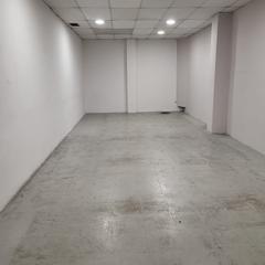 Lloguer Local Comercial a Carrer pare coll 15. Local a peu de carrer amb pas de gent constant.