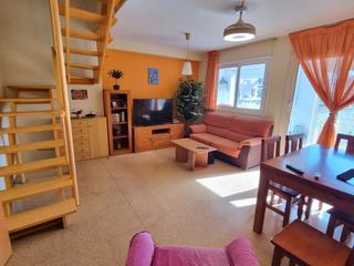 Dúplex  Carrer rubén darío. Pis molt ben situat en zona tranquil.la amb tots els serveis a p