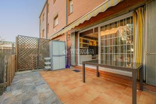 Casa aparellada a Can Roses. Casa en venta en rubí