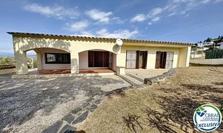 Casa en Carrer arqumedes 1. Maison situe plain pied en centre ville de roses quartier grecs