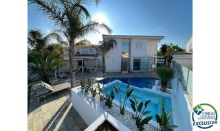 Casa a Carrer falconera 24. Empuriabrava belle maison moderne avec piscine et amarre proche