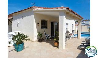 Casa a Carrer montgrí 310. Charmante et moderne villa de plain pied sur grand terrain et pi