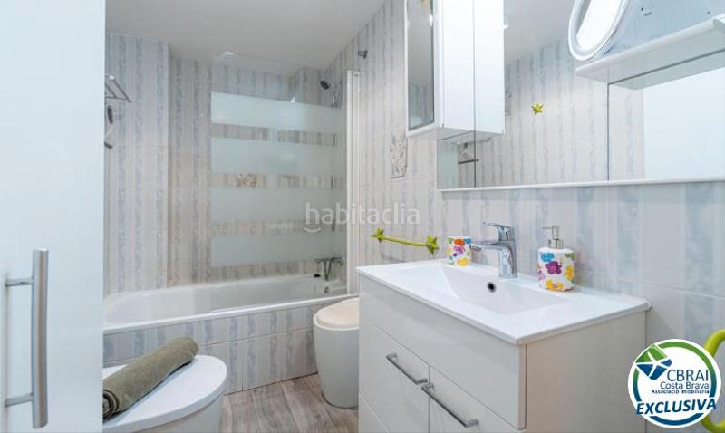 Foto a59fc178-b558-464a-bf8f-1fa7f9c5e791. Piso en carrer port moxo 73 ort moxó appartement avec deux chambres, vue sur le canal et parking extérieur privé en Empuriabrava