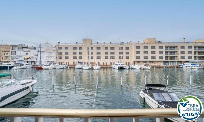 Foto d43a5720-2b69-4df5-8078-704380bcb98d. Piso en carrer port moxo 73 ort moxó appartement avec deux chambres, vue sur le canal et parking extérieur privé en Empuriabrava
