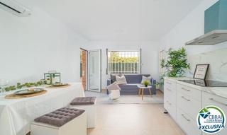 Pis a Carrer de bernat metge 1. Appartement rénové à roses, à seulement 30 mètres de la plage