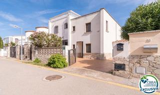 Semi detached house in Carrer montgrí 30. Pour les amoureux d'empuriabrava