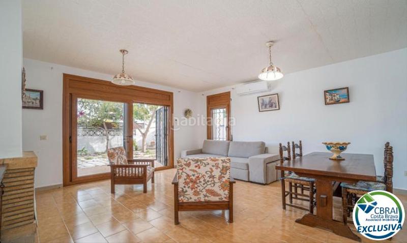 Foto 42080c20-0ec3-4307-bf89-90bc7f33b54f. Casa adosada en carrer Montgrí 30 pour les amoureux d' en Empuriabrava