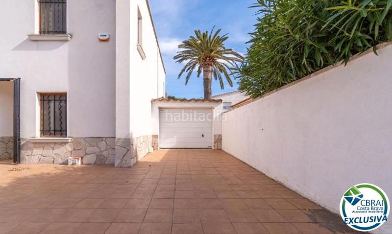 Foto 7f7f6f60-1f0e-41dd-8875-944fef996af1. Casa adosada en carrer Montgrí 30 pour les amoureux d' en Empuriabrava