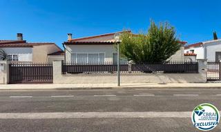 Casa in Carrer cala bona 15. Bonita casa en plata baja, reformada, con jardn, terrazas, gara