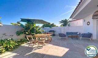Reihenhaus  Carrer alberes 37b. Casa en planta baja con piscina en empuriabrava