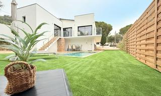 Casa  Carrer navarra 33. Villa reformada con piscina y licencia turística