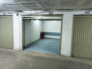 Autoparkplatz in Carrer de la pujada del puig rom 36. En venta ... plaza de garaje cerrada en una residencia de fácil