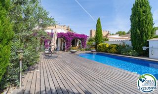 Maison  Carrer pení 153. Espectacular casa reformada con piscina en empuriabrava