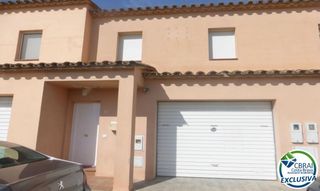 Haus  Carrer de l'arenal 13. Bonita casa en la entrada de empuriabrava