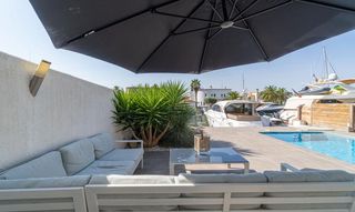 Casa adossada  Carrer port joan 51. Elegante villa con piscina, amarre y acceso directo al canal de