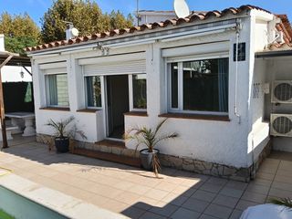 Casa en Pasaje pani 166i. Casa de una sola planta con 3 dormitorios y piscina en empuriabr