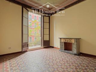 Flat  Mallorca. Piso con patio a reformar en eixample