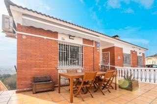 House in Abrera. Casa reformada con vistas y parcela de 566m en can villalba