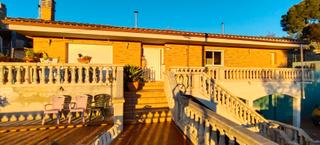 Casa a Abrera. Casa a la venta de 108m2 en parcela de 777m2 en les carpes, abre