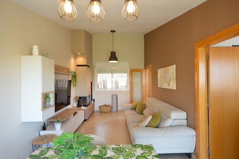 Foto 1f629a30-2cc2-4676-9933-5f6ed9c47c39. Casa aparellada amb xemeneia calefacció a Abrera