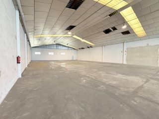 Fabrikhalle  Calle nou 12. Nave industrial diáfana con patio trasero en zona logística cons