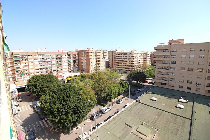 Foto 1f073b43-fd9c-49c0-82f0-5a8ce6c77c61. Piso amplio piso en el barrio de patraix en Vara de Quart Valencia
