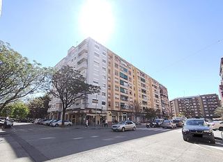 Piso en Vara de Quart. Amplio piso en el barrio de patraix