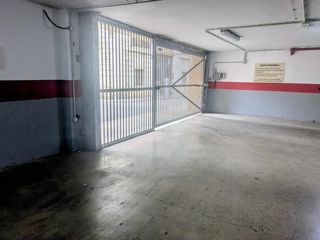 Car parking in Plaza del Marqués de Busianos