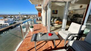 Piccolo appartamento in Santa Margarida. Apartamento con vistas al canal y piscina