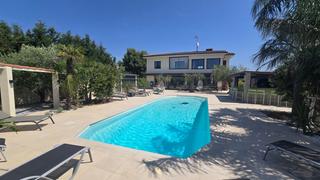 Casa a Peralada. Exclusiva residencia contemporánea con piscina en plena naturale