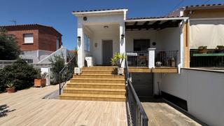 Casa a Castelló d´Empúries. Casa encantadora con piscina y apartamento independiente