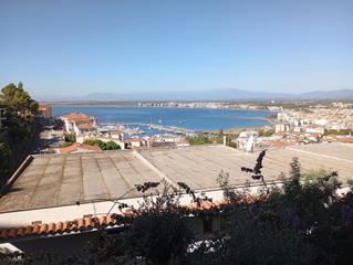 Piccolo appartamento in Puig Rom-Canyelles-Almadrava. Apartamento con vistas panorámicas al mar y al puerto en puig ro