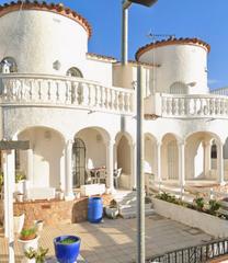 Casa a Montgr. Casa 3 caras en zona residencial de empuriabrava montgr