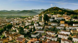 Casa a Olot. Amplia casa con terraza, 3 garajes independientes y gran espacio