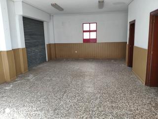Local Comercial en Calle puente tocinos 13. Se vende local comercial con amplias fachadas en barrio de la fa